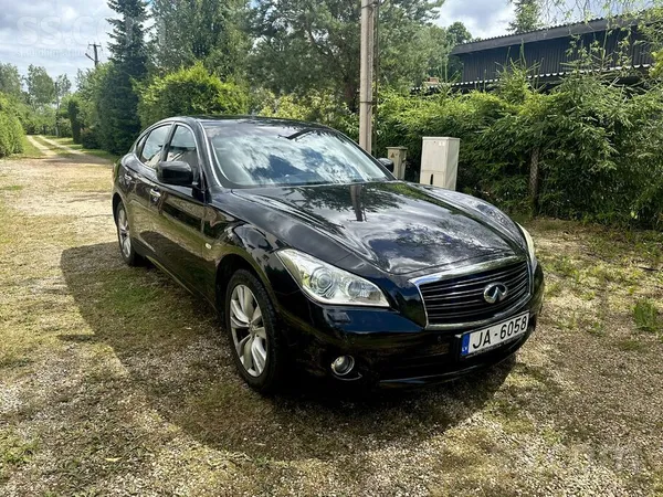 Infiniti M30