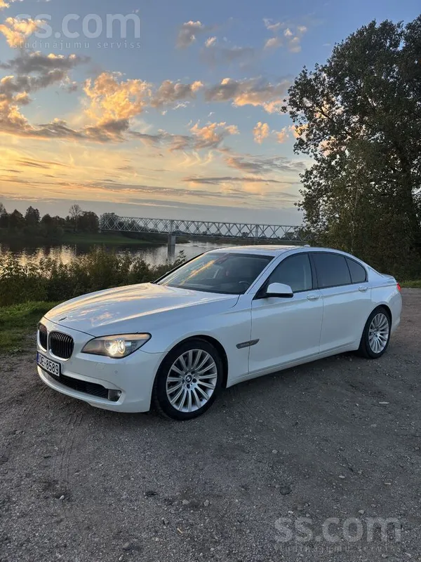 Продаю BMW 740d F01 в красивом белом цвете. Мощный 3.0 дизель на 225 кВт, ад