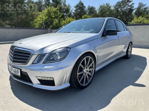 Mercedes Benz E63 Amg, 5.5 biturbo, 386kw.
Auto izcilā tehniskā un vizuā