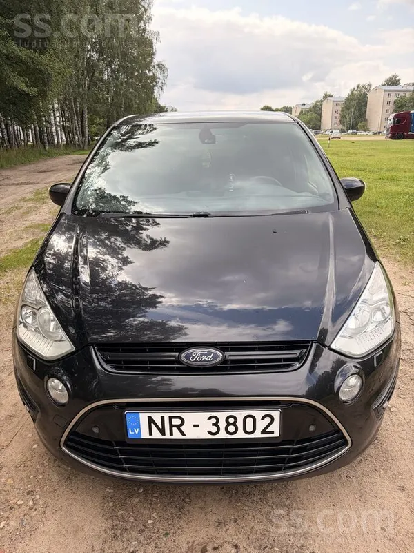 Ford Авто в хорошем состоянии. Детали по телефону. Цену