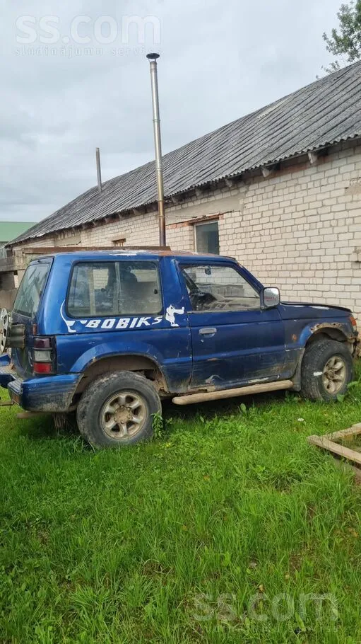 Tiek pardods redzama bilde Pajero, motors, kārba un tilti strāda. Var pabrau