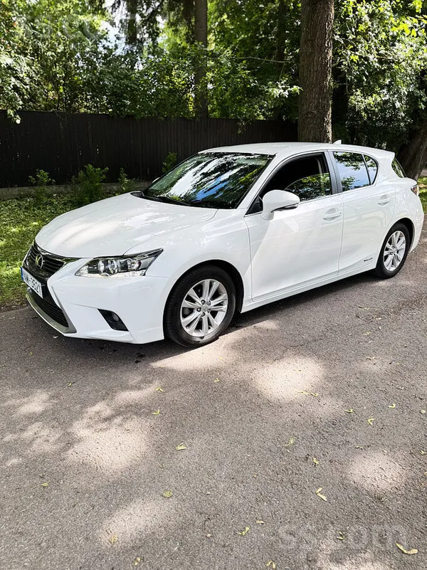 Lexus Ļoti skaistā pērļu baltā krāsā. Auto iegādāts Nīde