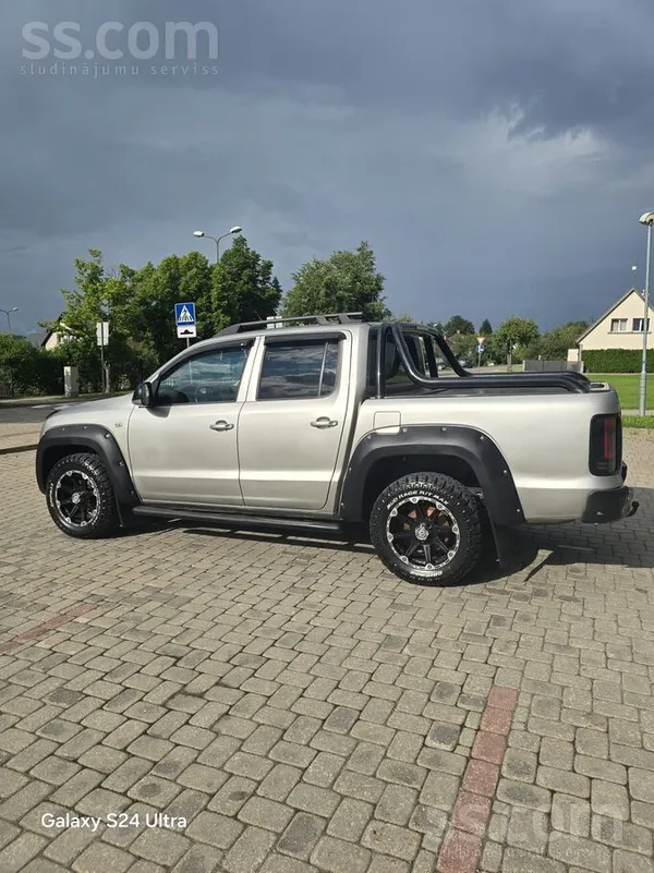 Pārdodas Volkswagen Amarok, 2013. gada. Bojāts priekšējais bamperis un nedaudz deformēts motora pārsegs. Priekšējās lampas ir ...