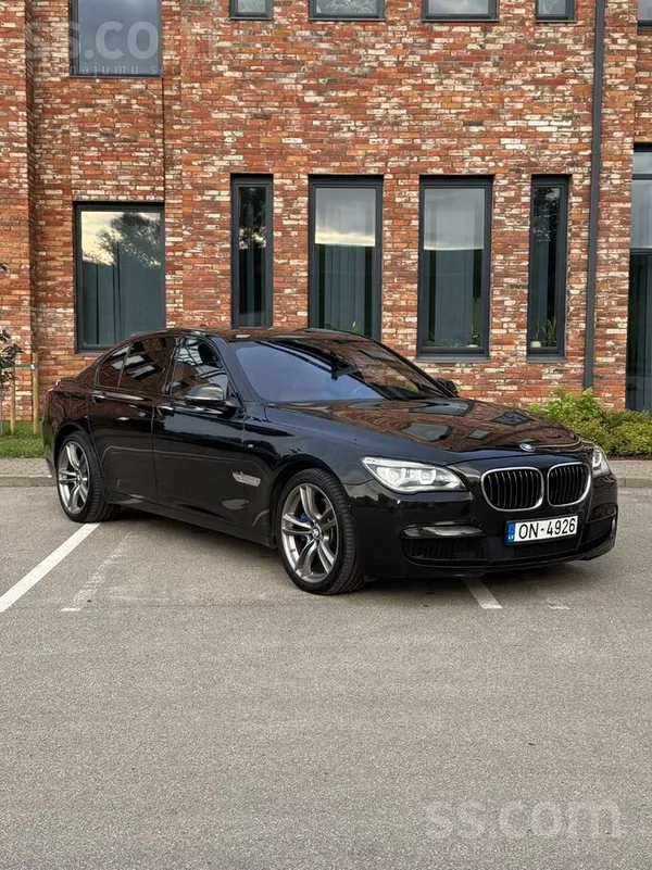 BMW 750 - 1