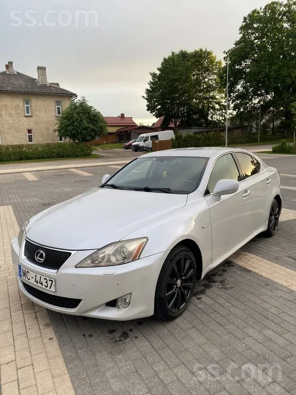 Lexus IS