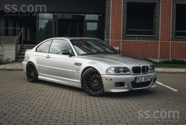 BMW BMW M3 ar manuālo pārnesumkārbu.