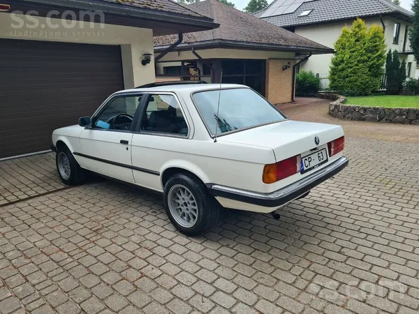 BMW BMW 320i e30 coupe Alpinweiss krāsā. 