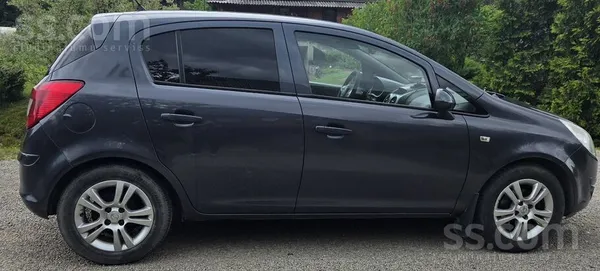 Pārdodu Opel Corsa. Mašīna ir normālā stāvoklī, viss, kam jāstrādā, funkcionē, un arī kondicionieris strādā kā nākas. Lielisk ...