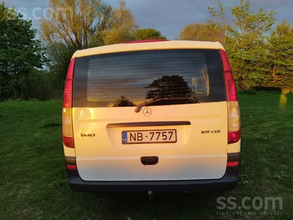 Mercedes Pardodu mašinu ieguldijumus neprasa sēdies un brau