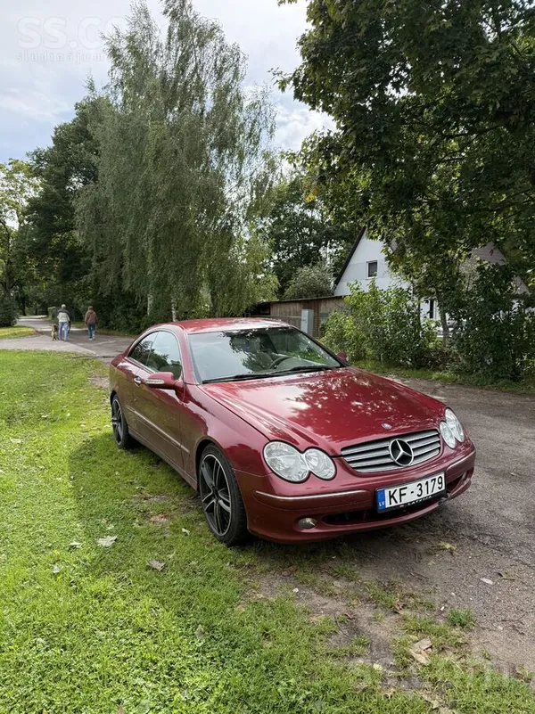 Mercedes Pardodas ķiršu kupeja, kurai ir pārlasīta piekare 