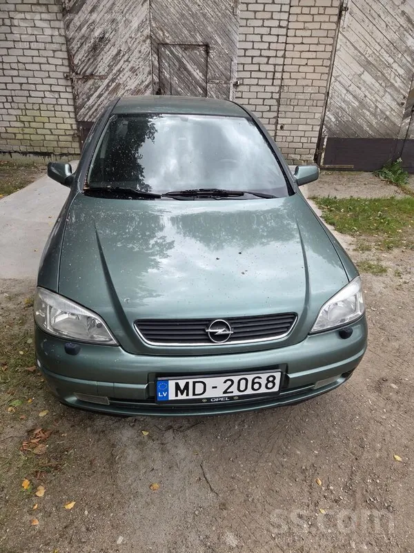 Opel Labs braucams auto ar minimālu rūsu uz durvīm.