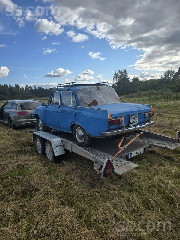 Moskvich Tika nolikts rūcošs. 