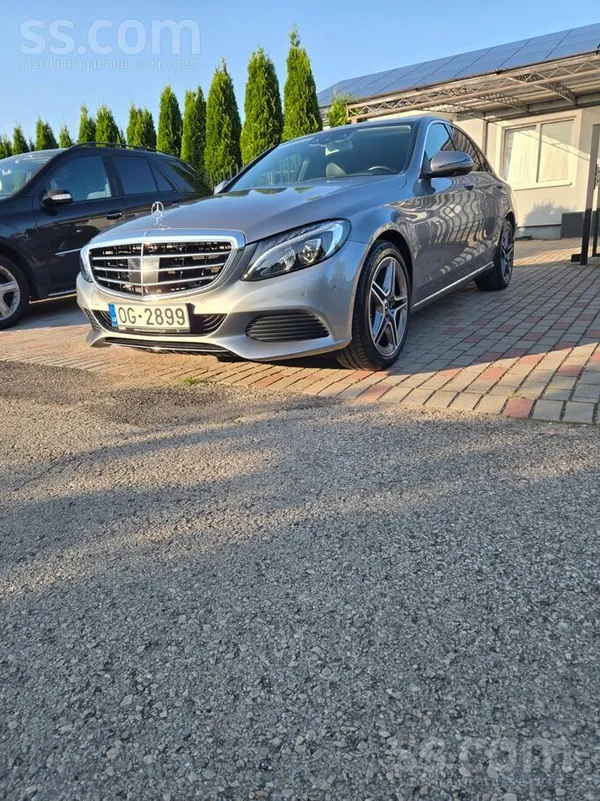 Pārdodu koptu Mercedes-Benz C-Class W205 sedanu ar plug-in hibrīda piedziņu.