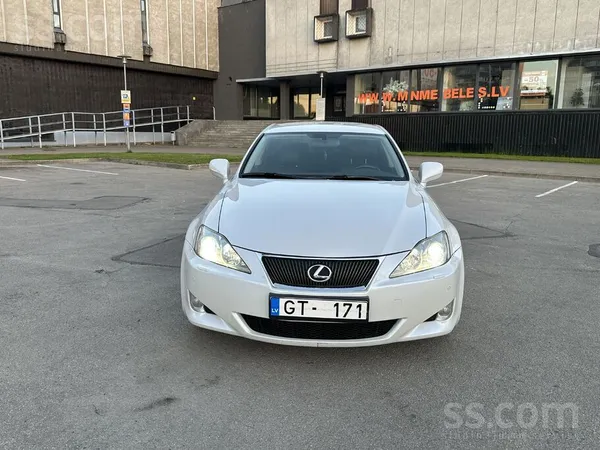 Lexus IS