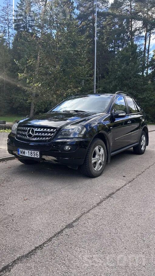 Pārdodu koptu un labi uzturētu Mercedes-Benz ML 320 ar jaudīgo 3.0 V6 dīzeļm