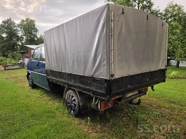 Uzņēmums pārdod busu ar dubulto kabīni un kravas kasti ar tentu, tents šūts