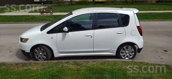 Mitsubishi Colt. Двигатель 1, 1 (55 kW) бензин. Механика. Расход топлива 6л/