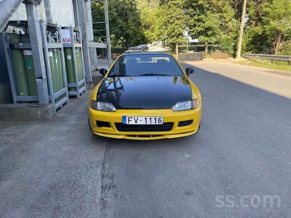 Honda Очень веселая и яркая машина. Есть дефект двигател