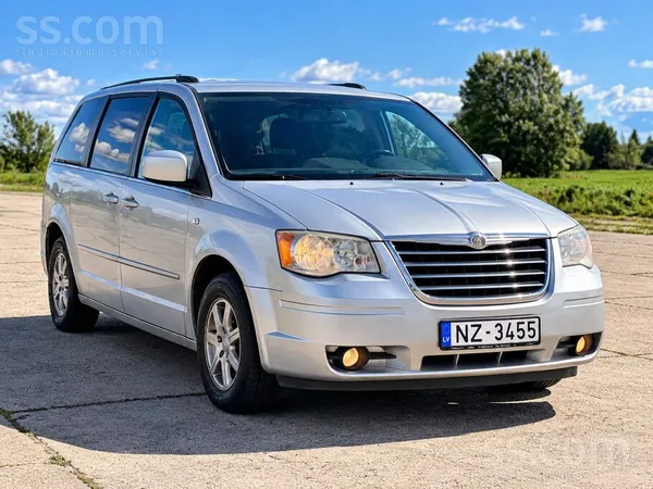 Chrysler Pārdod ietilpīgu un praktisku Chrysler Grand Voyag