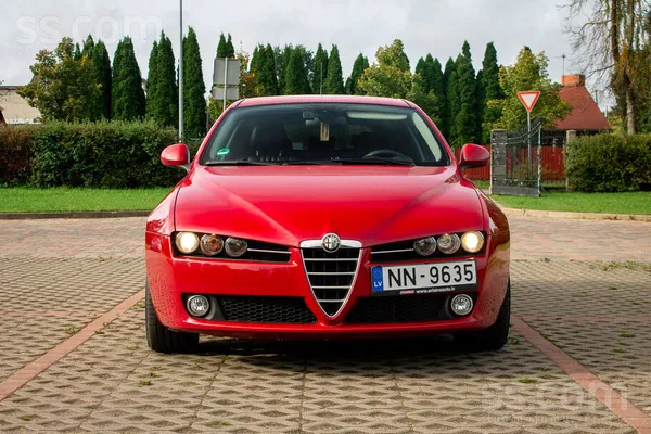 Alfa-Romeo Tirgojas salīdzinoši nesen ievestu alfu, manuāls 1