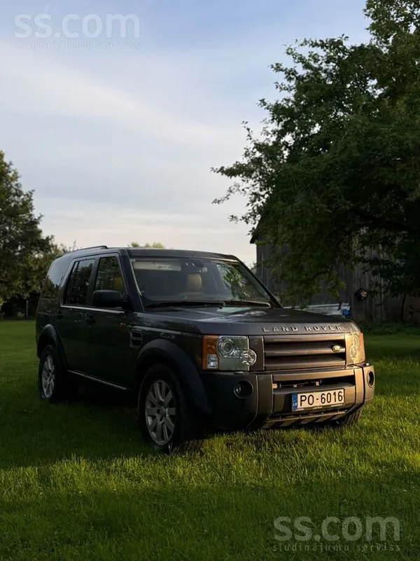 Pārdodu ietilpīgu Land Rover ar jaudīgu 4.4 benzīna dzinēju. Ērts gan ikdien