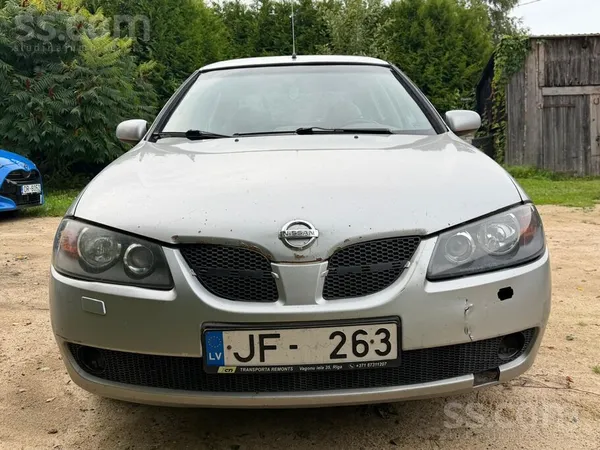 Nissan Uzticams auto darba kārtībā sēdies un brauc. 