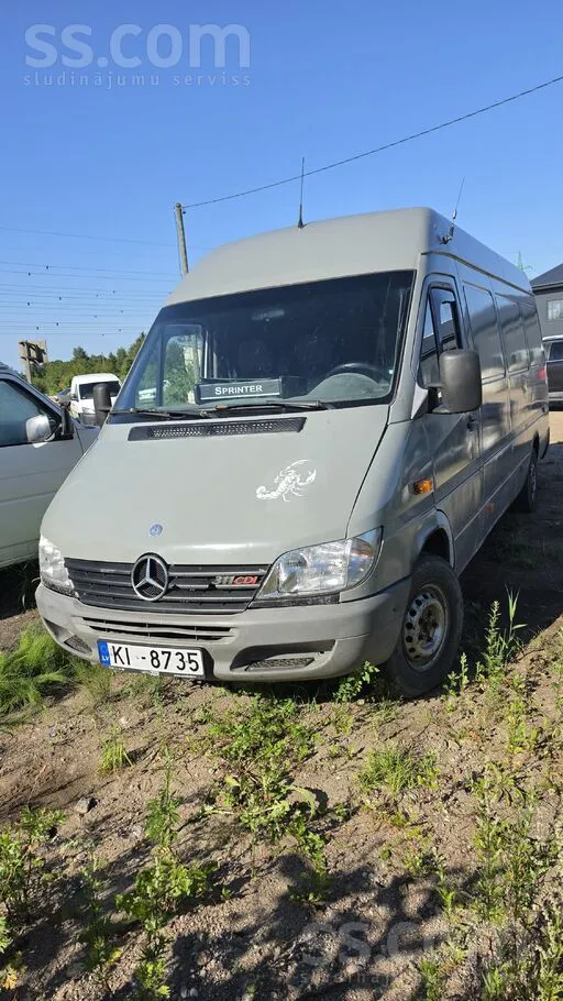Mercedes Garais un augstais Mersedes Sprinter buss. 