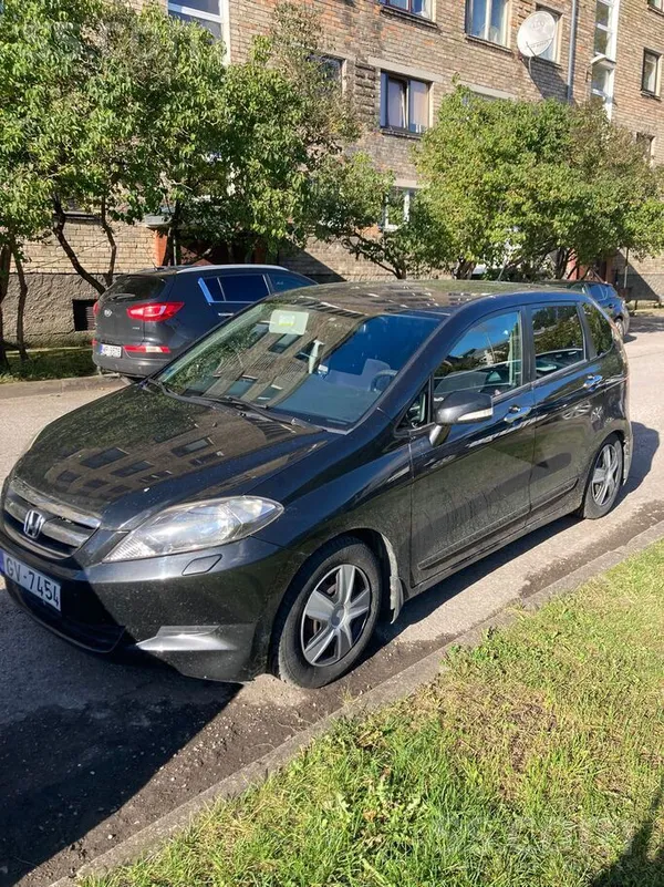 Pārdodam izturīgu automašīnu Honda Fr-V, braucošā stāvoklī. 
Automātiska ātrumkārba. Benzīns, 103kw. 
Nodoklis par pilnu te ...
