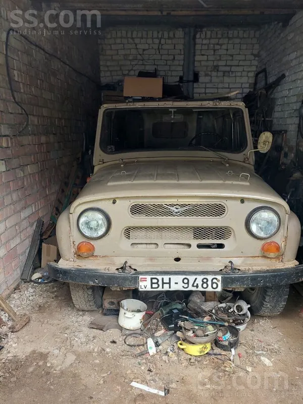 Pārdod remontējamu auto. Daudz rezerves daļu. Zvanīt vakaros.