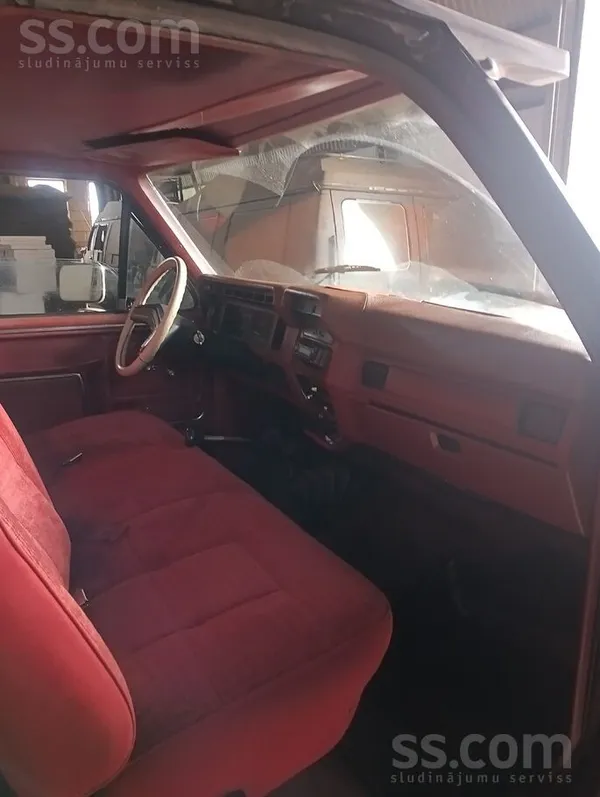 Ford F250 1984, 6.9D dīzelis, Manuāls, Pikaps, Melns — Latvijā