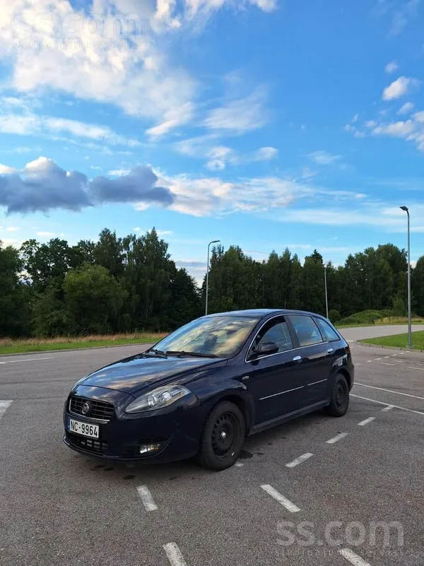 Fiat Uz tirdziņu iet 2008 gada Fiat Croma. Auto aprīkot