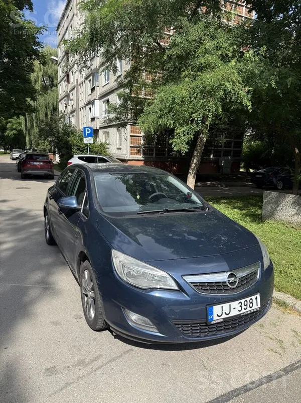 Opel Продаю Opel Astra J 1.7D. Очень хорошее техническо