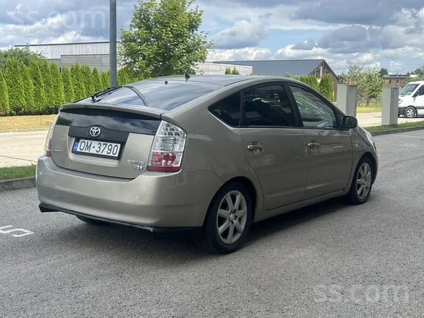 Toyota Jauna T. A, hibrīds un naftas gāze. Ēd 3 evro uz 1