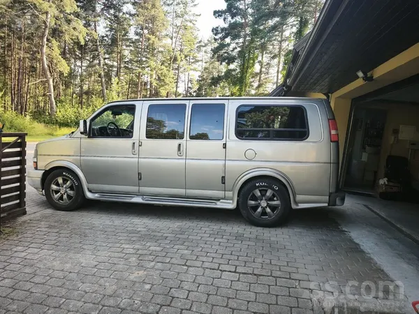Chevrolet Pārdodu ietilpīgu un komfortablu Chevrolet Express