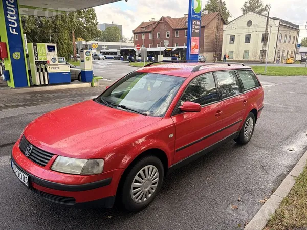 Pārdod passat B5 .Auto braucošā stavoklī ir nedaudz rūsas, jamaina priekšeja