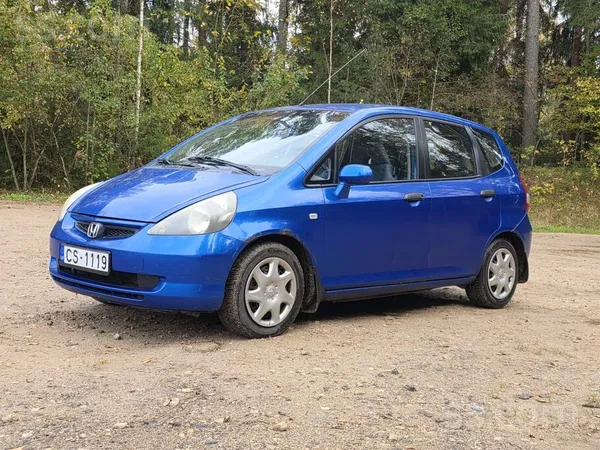 Pārdod 2004.gada Honda Jazz, automāts, ar diviem riepu komplektiem.