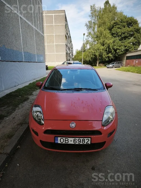 Fiat Pārdodu Fiat Punto sarkanā krāsā.